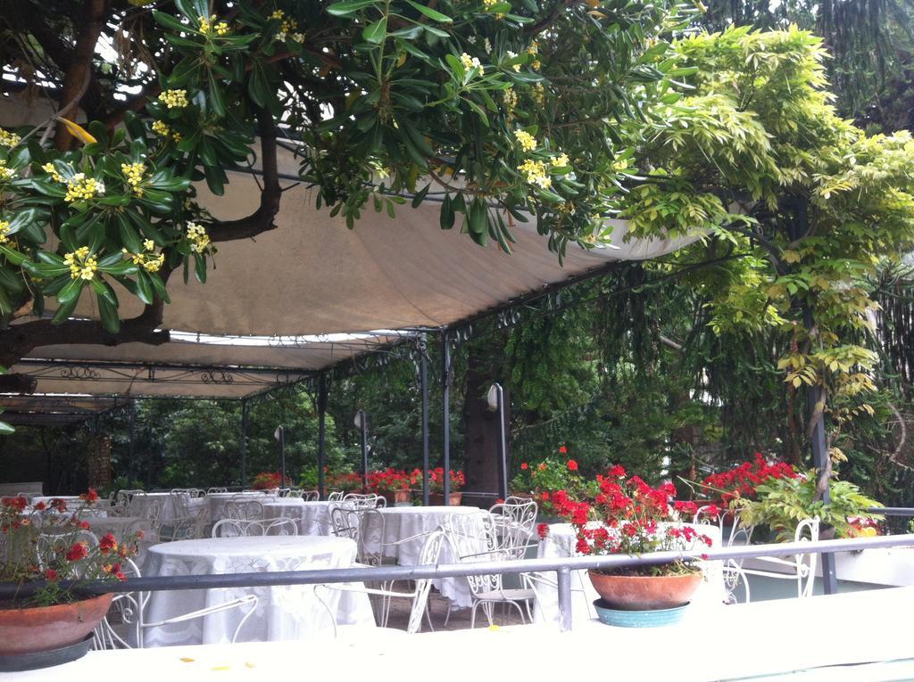 Hotel Pensione Moderna โบนัสโซลา ภายนอก รูปภาพ
