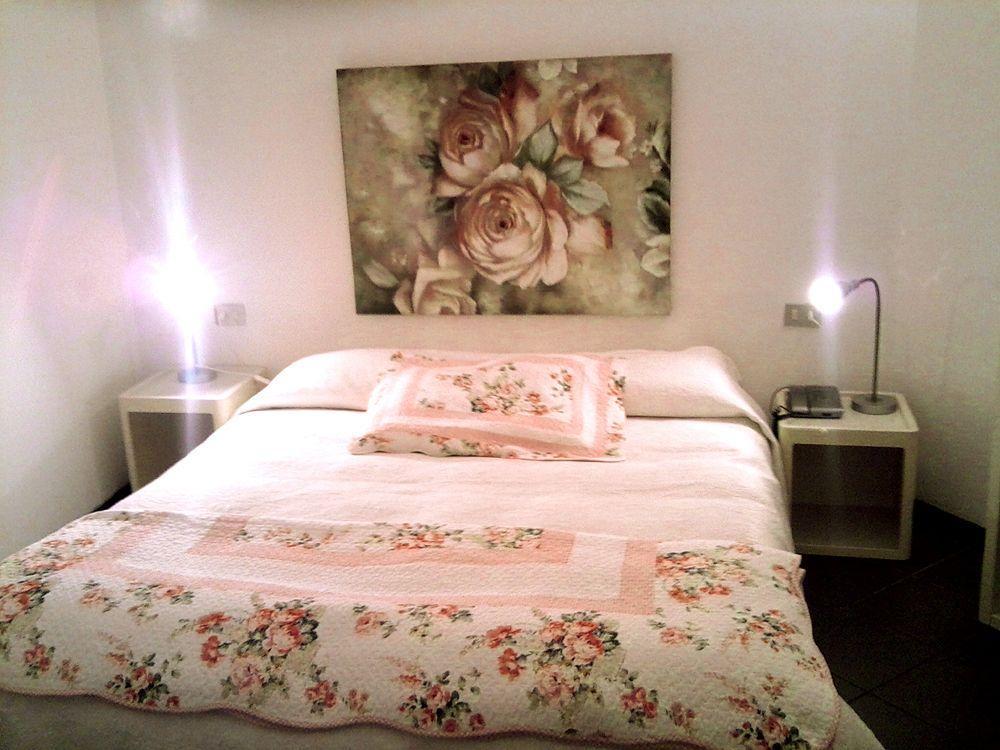 Hotel Pensione Moderna โบนัสโซลา ภายนอก รูปภาพ