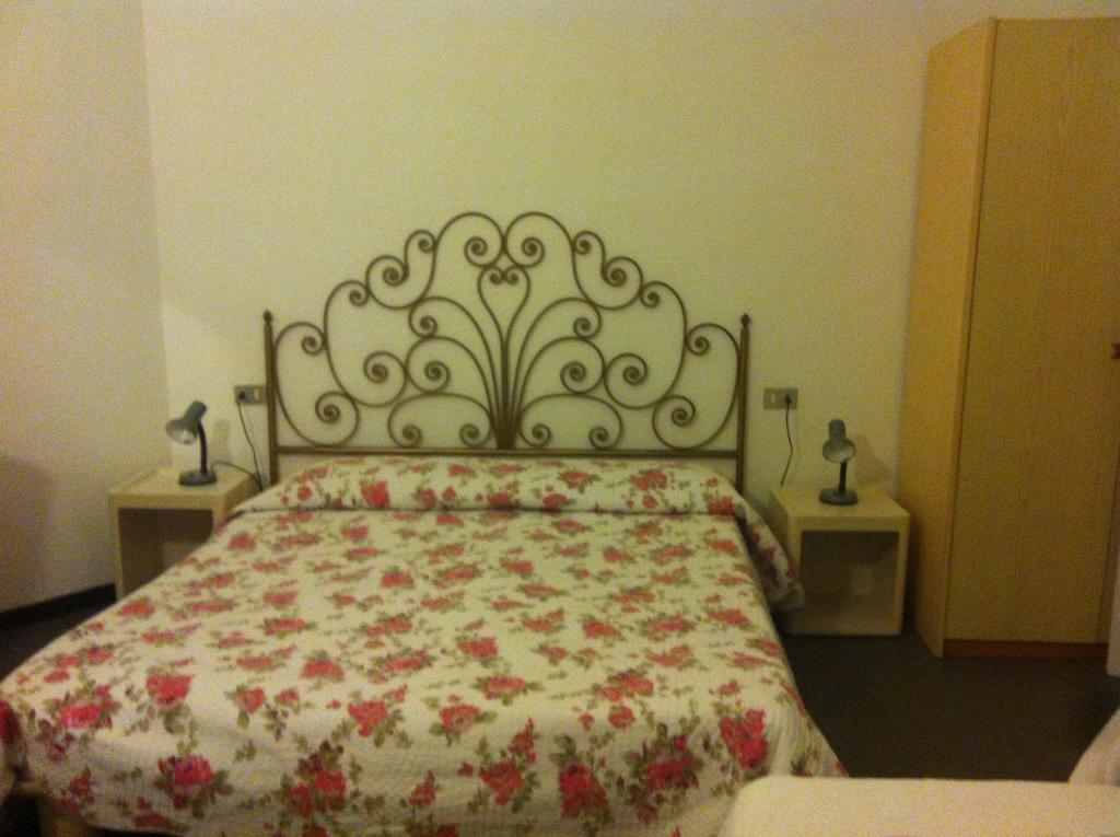 Hotel Pensione Moderna โบนัสโซลา ภายนอก รูปภาพ